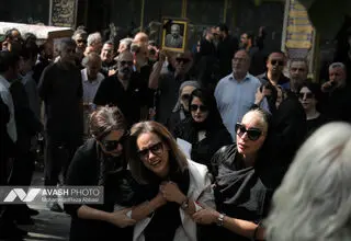 آوازخوانی مصطفی راغب در مراسم تشییع پیکر زنده‌یاد اکبر عبدی