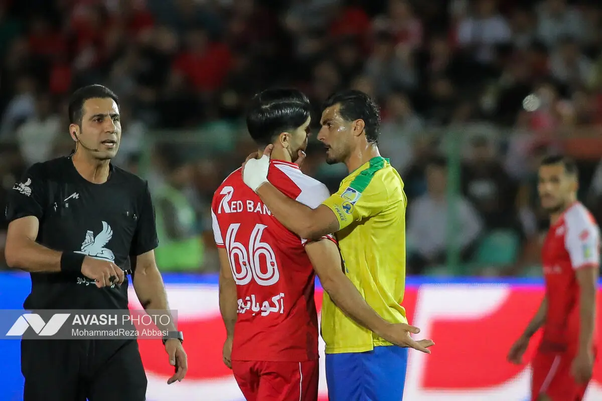 دیدار تیم های فوتبال پرسپولیس تهران و صنعت نفت آبادان