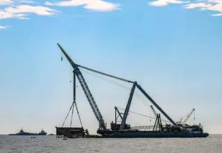 اجرای عملیات نصب دومین جکت در آب‌های خلیج فارس