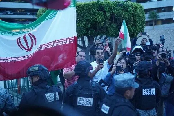 استقبال هواداران تیم ملی در نزدیکی فرودگاه تیخوانا ساعت ۶ صبح!
