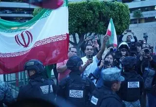 استقبال هواداران تیم ملی در نزدیکی فرودگاه تیخوانا ساعت ۶ صبح!