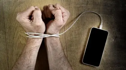نسل زد چقدر از گوشی استفاده می‌کند؟