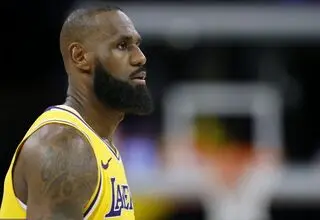 لبران جیمز پیش‌فصل NBA را از دست داد
