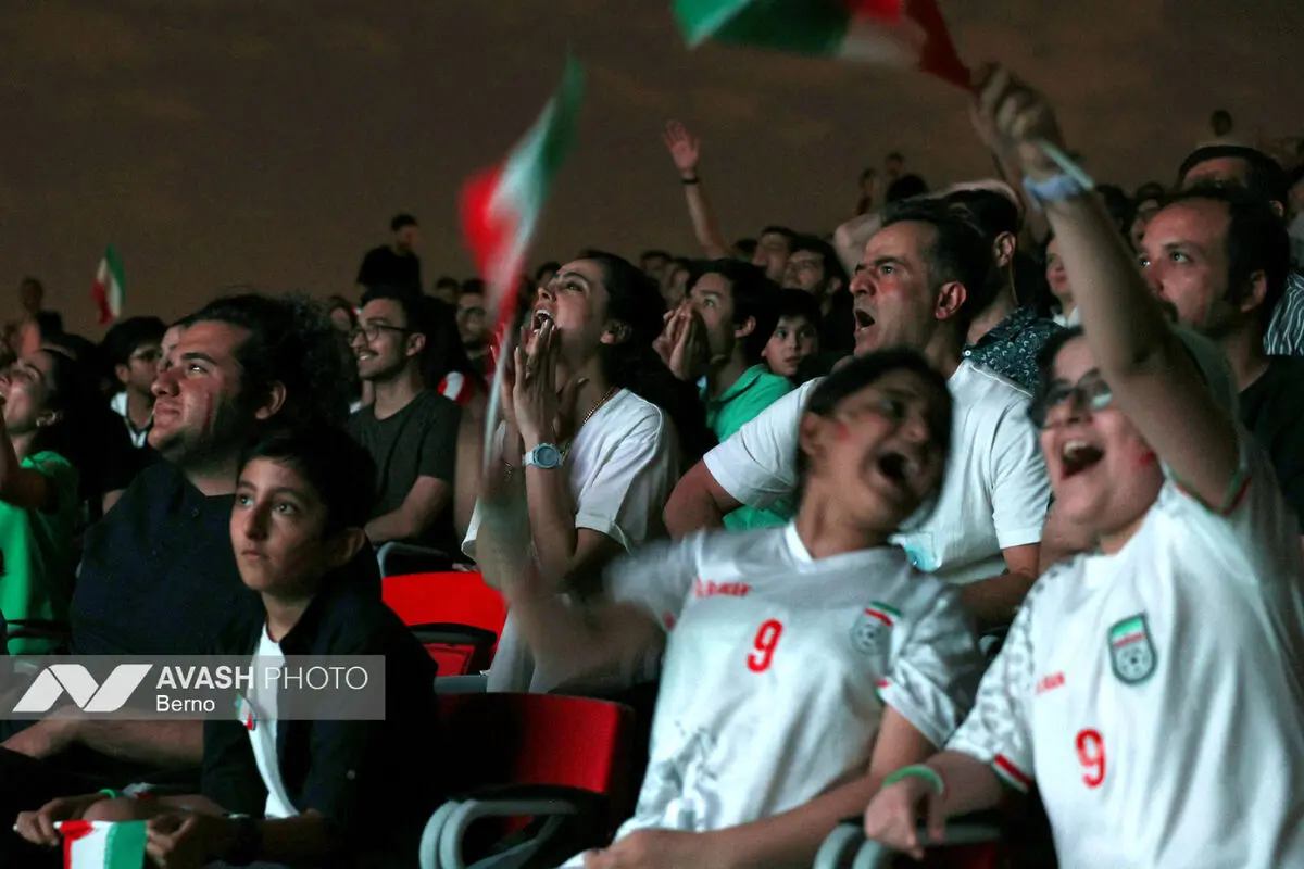 تماشای فوتبال ایران – بلژیک در باغ کتاب تهران