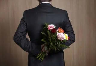 خواستگار عاشق طناب را گردن دختر جوان انداخت و کشید!