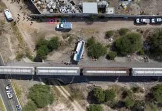 کشته شدن حداقل ۷ نفر در تصادف قطار و مینی‌بوس