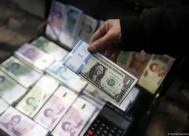 معامله ریال در برابر ریال کف خیابان‌های تهران/ ماجرای دلار ارزان‌تر از نرخ رسمی در برابر پول نقد چیست؟