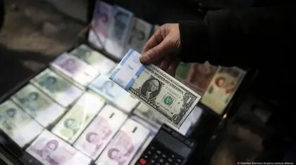 معامله ریال در برابر ریال کف خیابان‌های تهران/ ماجرای دلار ارزان‌تر از نرخ رسمی در برابر پول نقد چیست؟