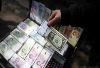 معامله ریال برابر ریال در خیابان های تهران/ ماجرای دلار ارزان‌تر از نرخ رسمی در برابر پول نقد چیست؟