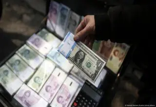 معامله ریال در برابر ریال کف خیابان‌های تهران/ ماجرای دلار ارزان‌تر از نرخ رسمی در برابر پول نقد چیست؟