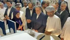عراقچی یک نسخه کتاب خود را تقدیم وزیر خارجه عمان کرد 