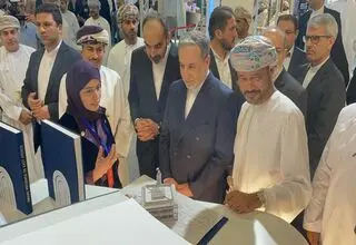 عراقچی یک نسخه کتاب خود را تقدیم وزیر خارجه عمان کرد 