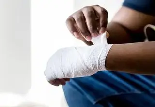 راهنمای پانسمان زخم در خانه و جلوگیری از عفونت کردن آن
