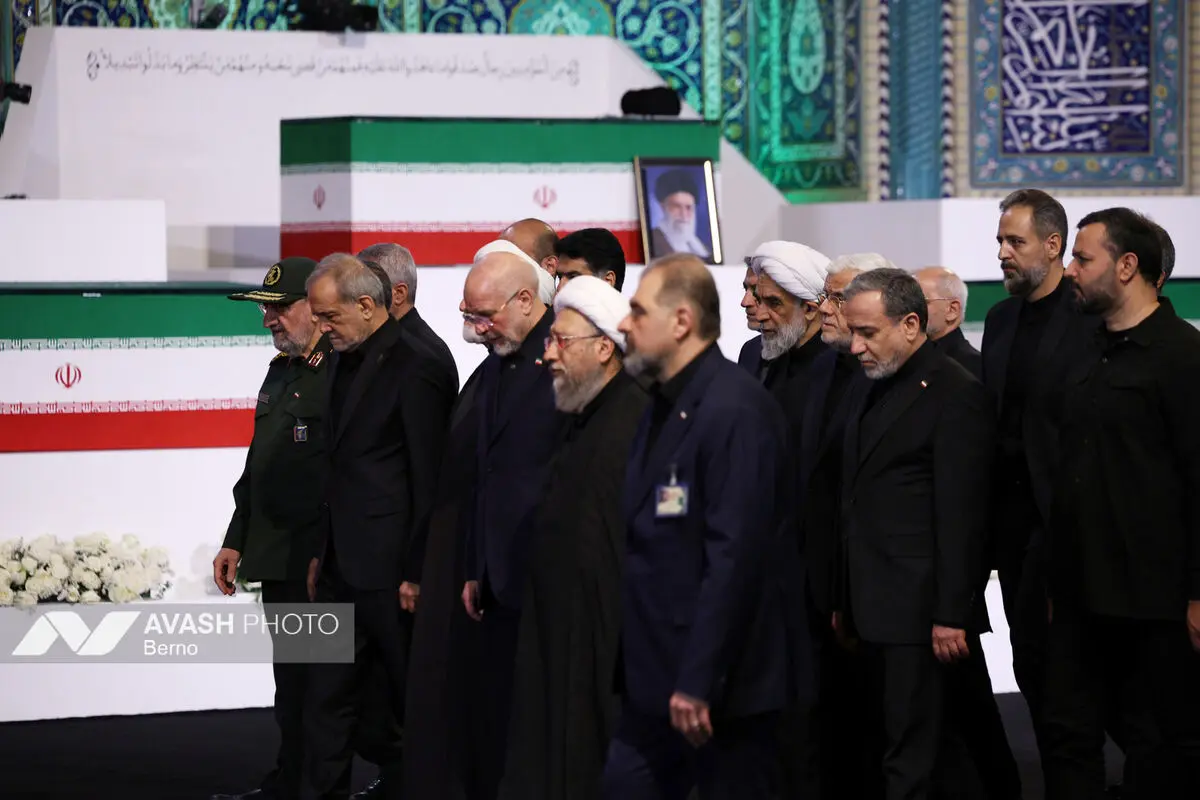 حضور سران سه قوه در مراسم ادای احترام بر پیکر رهبر شهید انقلاب
