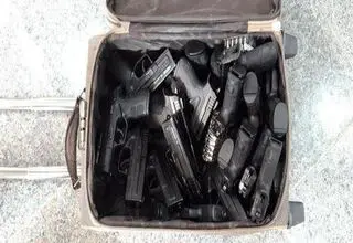 دستگیری دختر و پسر ۲۰ساله با چمدان اسلحه 
