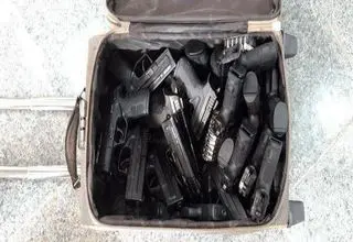 دستگیری دختر و پسر ۲۰ساله با چمدان اسلحه 