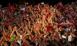 شعار هواداران پرسپولیس علیه خداداد عزیزی