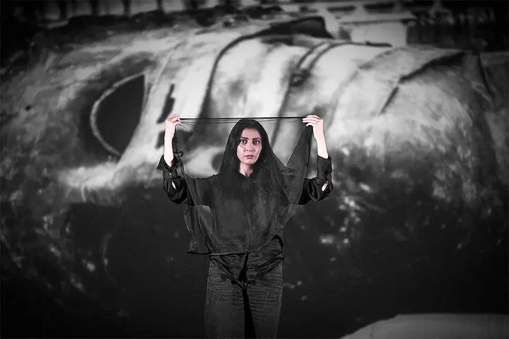 «مونا فرجاد» روی صحنه تئاتر لبخند میرود