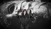«مونا فرجاد» روی صحنه تئاتر لبخند می‌رود