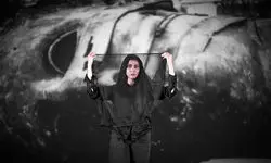 «مونا فرجاد» روی صحنه تئاتر لبخند می‌رود
