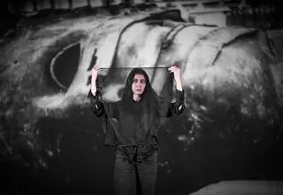 «مونا فرجاد» روی صحنه تئاتر لبخند می‌رود