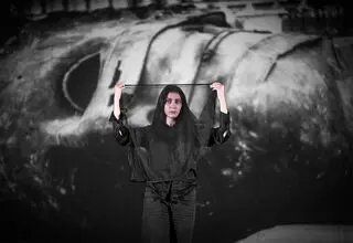 «مونا فرجاد» روی صحنه تئاتر لبخند می‌رود