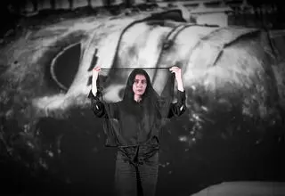 «مونا فرجاد» روی صحنه تئاتر لبخند می‌رود