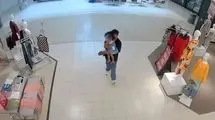 ربودن کودک نوپا در یک مرکز خرید جلوی چشم همه