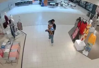 ربودن کودک نوپا در یک مرکز خرید جلوی چشم همه