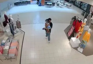 ربودن کودک نوپا در یک مرکز خرید جلوی چشم همه