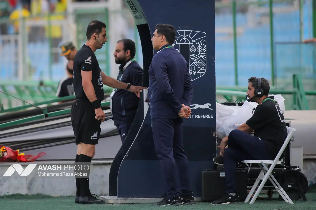 دیدار تیم های فوتبال پرسپولیس تهران و صنعت نفت آبادان