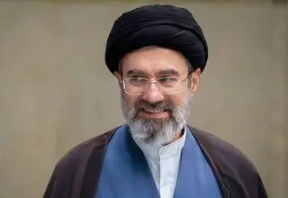 ساعت ۱۲ روز ۹ اسفند بود که آقای خامنه‌ای را به بیمارستان سینا آوردند؛ چهره رهبر انقلاب سالم بود