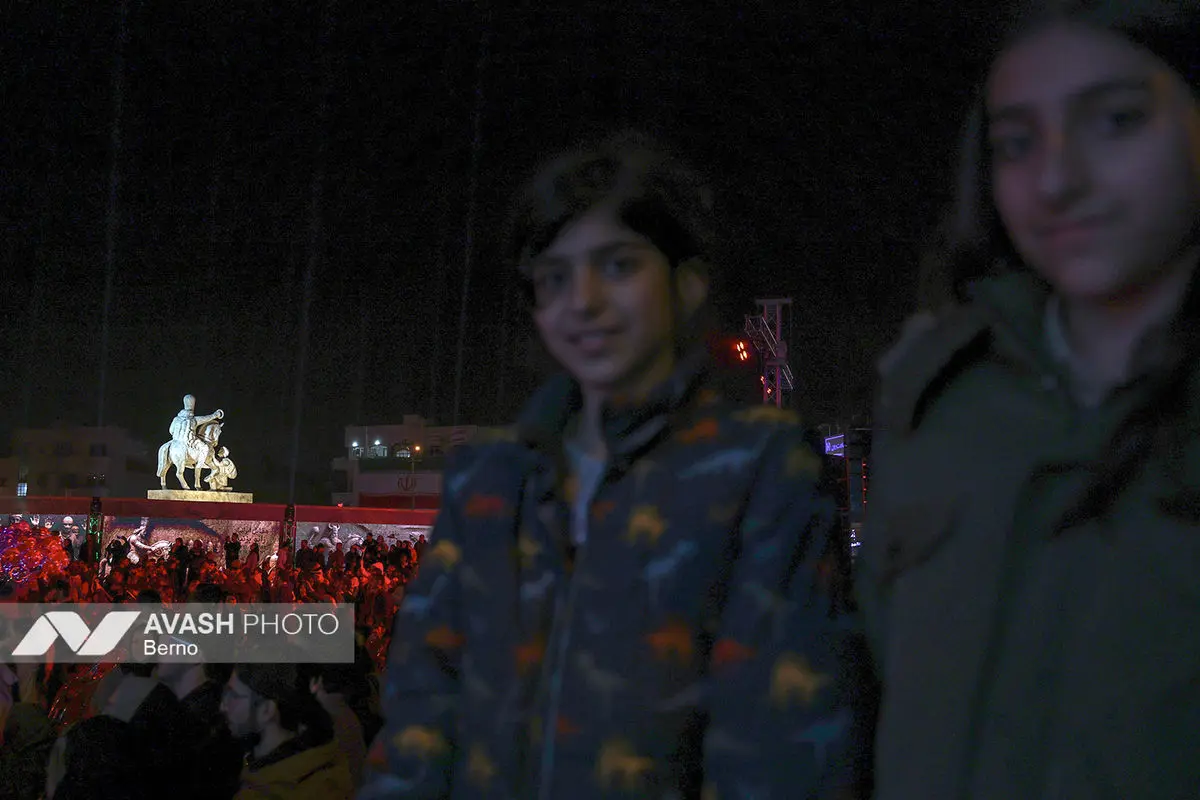 رونمایی از مجسمه «زانو زنندگان برابر ایران»