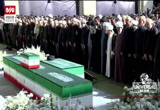 داماد رهبر شهید انقلاب هنگام اقامه نماز بر پیکر دختر ۱۴ ماهه‌اش زهراخانم/ عکس