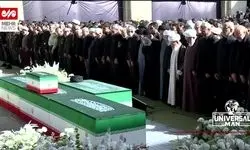 داماد رهبر شهید انقلاب هنگام اقامه نماز بر پیکر دختر ۱۴ ماهه‌اش زهراخانم/ عکس