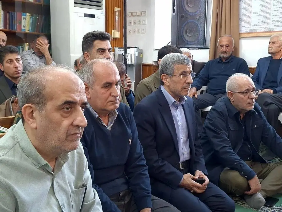 حضور احمدی نژاد در مراسم ختم خواهر مشایی