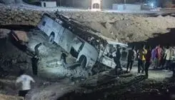 ۱۶ مصدوم در پی واژگونی اتوبوس کارگران معدن «همکار» راور