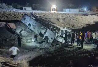 ۱۶ مصدوم در پی واژگونی اتوبوس کارگران معدن «همکار» راور