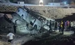 ۱۶ مصدوم در پی واژگونی اتوبوس کارگران معدن «همکار» راور