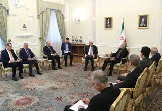 جمهوری اسلامی ایران هیچ‌گاه زیر بار زور نخواهد رفت