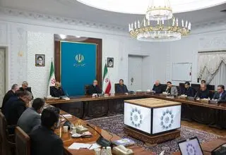 پزشکیان: دولت آماده واگذاری اختیارات به اصناف است