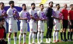 سرود خواندن ملی‌پوشان فوتبال ایران با کوله‌پشتی به یاد شهدای دختر میناب
