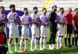 سرود خواندن ملی‌پوشان فوتبال ایران با کوله‌پشتی به یاد شهدای دختر میناب
