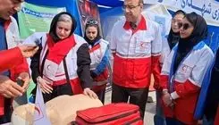 حضور دسته جمعی هنرمندان کنار اعضای جمعیت هلال احمر