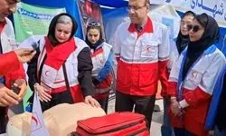 حضور دسته جمعی هنرمندان کنار اعضای جمعیت هلال احمر