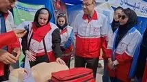 حضور دسته جمعی هنرمندان کنار اعضای جمعیت هلال احمر