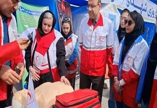 حضور دسته جمعی هنرمندان کنار اعضای جمعیت هلال احمر