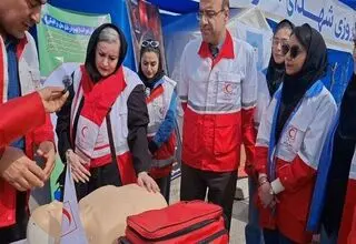 حضور دسته جمعی هنرمندان کنار اعضای جمعیت هلال احمر