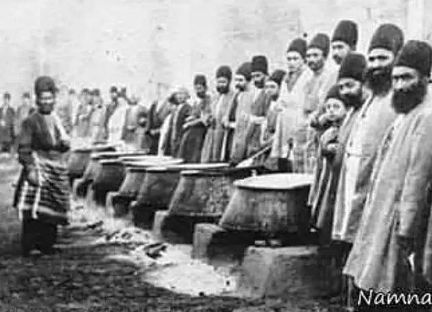 عکس/ مراسم پختن آش نذری روز اربعین ناصرالدین شاه قاجار حدود ۱۴۰ سال پیش