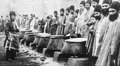 عکس/ مراسم پختن آش نذری روز اربعین ناصرالدین شاه قاجار حدود ۱۴۰ سال پیش